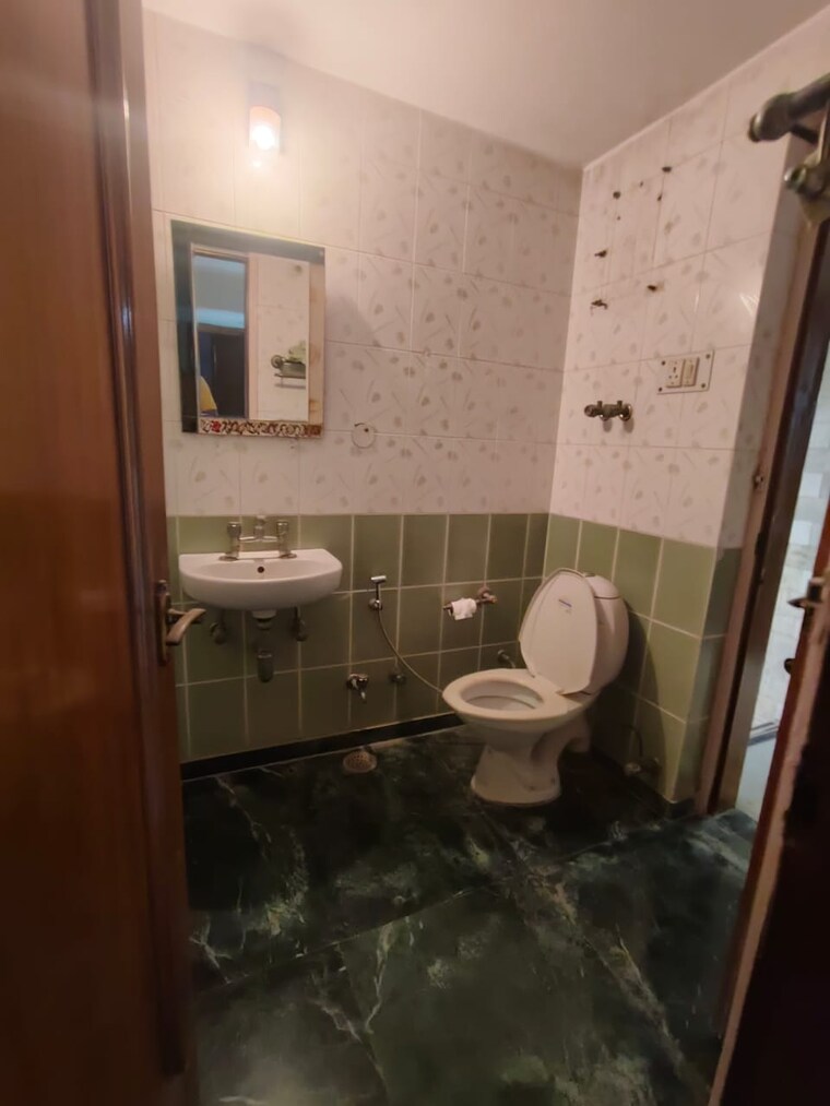 Bathroom, greater kailash ii 3 Bedroom 250 Sq.Yd. Builder Floor In Greater Kailash ii Delhi 9266366