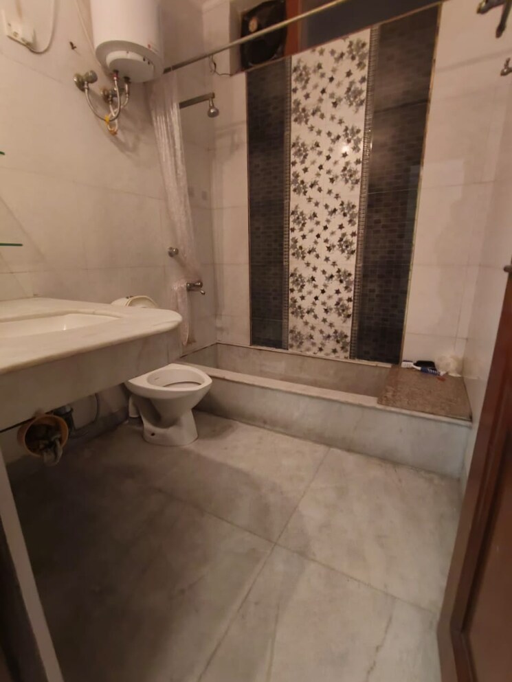 Bathroom, greater kailash ii 3 Bedroom 250 Sq.Yd. Builder Floor In Greater Kailash ii Delhi 9266366