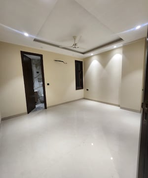 Room in 3 BHK Independent House at Saket – for Sale