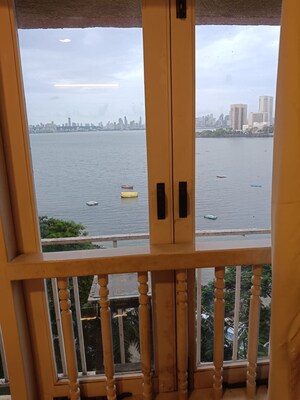 Room in 1 BHK Apartment at Maker Tower, Cuffe Parade – for Sale
