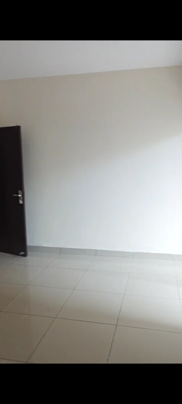 Room in 3 BHK Apartment at Panchsheel Greens II, Sector 16 Greater Noida – for Sale