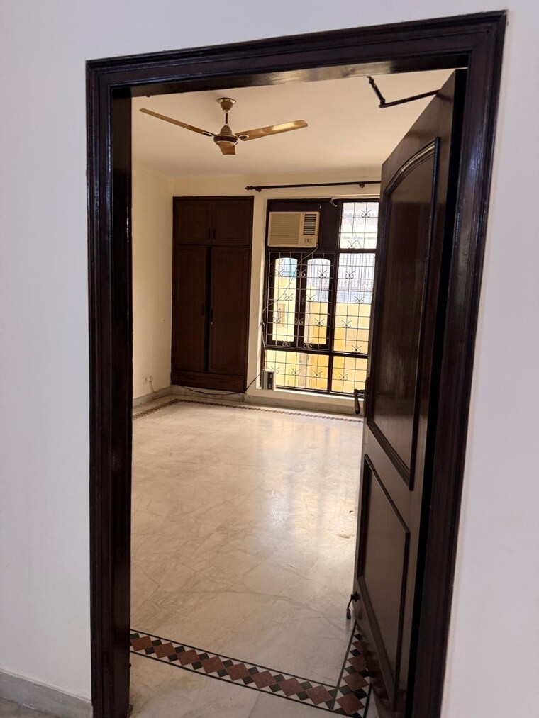 Room, gulmohar park 3 Bedroom 300 Sq.Yd. Builder Floor In Gulmohar Park Delhi 9266684