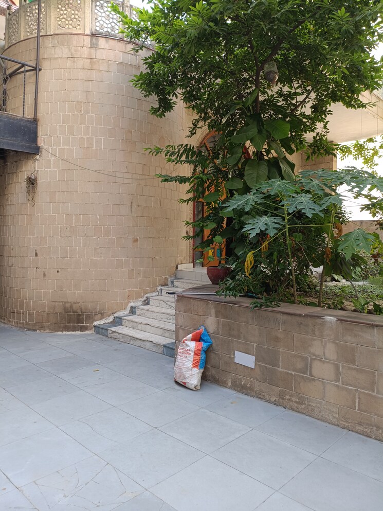 Exterior View, new friends colony 5 Bedroom 500 Sq.Yd. Independent House In New Friends Colony Delhi 9266701