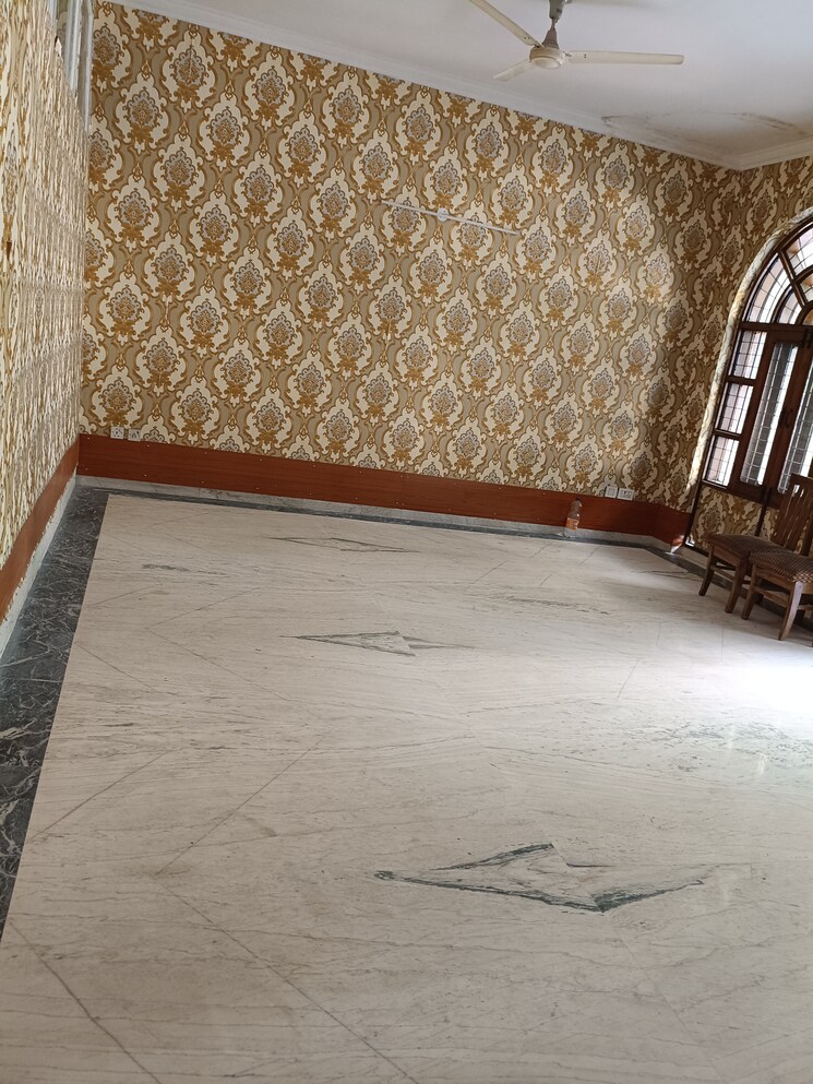 Room, new friends colony 5 Bedroom 500 Sq.Yd. Independent House In New Friends Colony Delhi 9266701