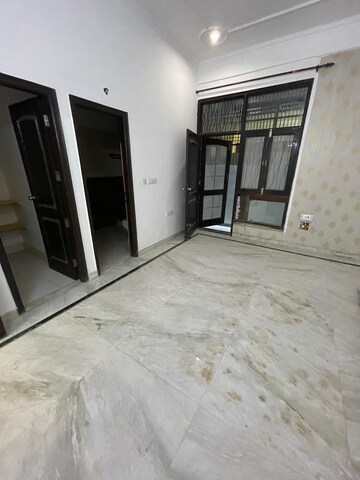 Room in 3.5 BHK Builder Floor at Gardenia Glory, Sector 46 – for Rent