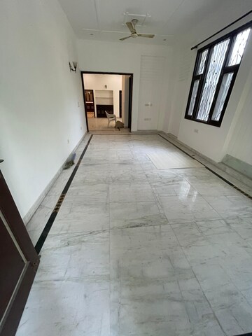 Room in 3.5 BHK Builder Floor at Gardenia Glory, Sector 46 – for Rent