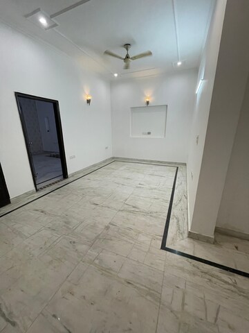 Room in 3.5 BHK Builder Floor at Gardenia Glory, Sector 46 – for Rent