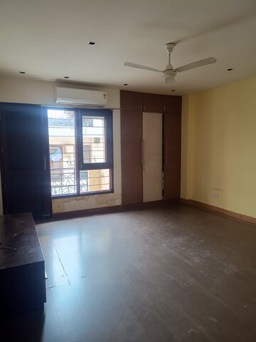 Room in 3 BHK Builder Floor at Geetanjali Enclave – for Rent