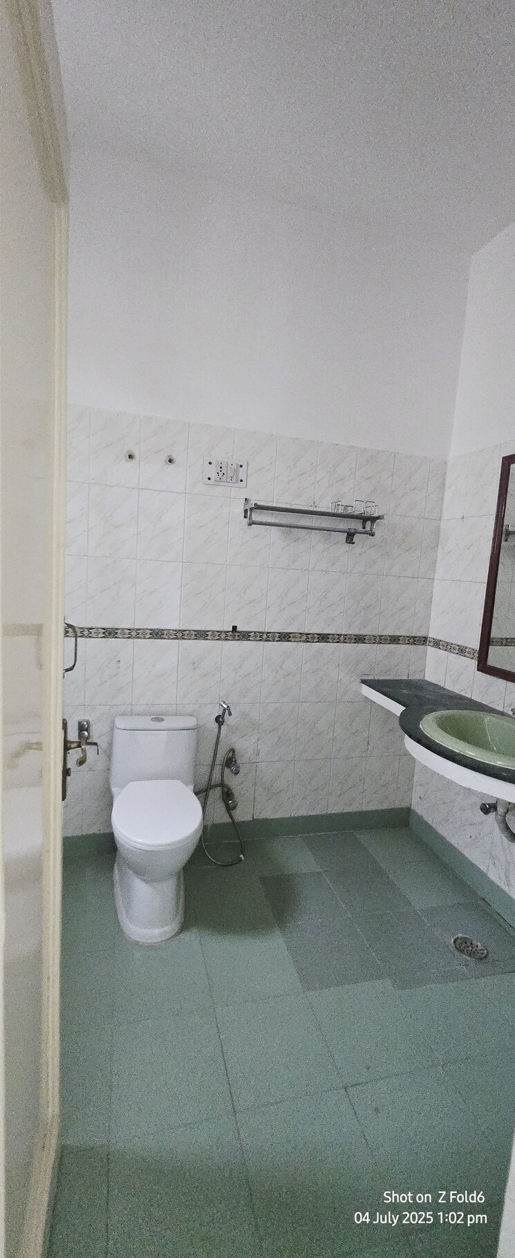 Bathroom, sarvodaya enclave 4 Bedroom 500 Sq.Yd. Builder Floor In Sarvodaya Enclave Delhi 9266780