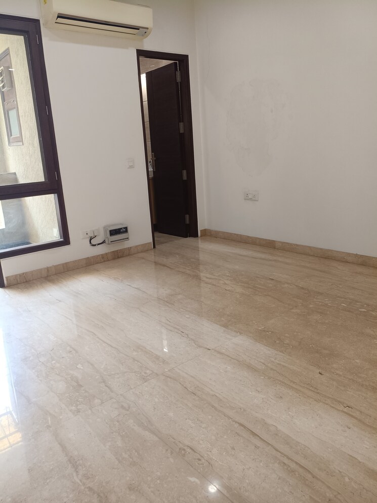 Room, new friends colony 4 Bedroom 500 Sq.Yd. Builder Floor In New Friends Colony Delhi 9266828