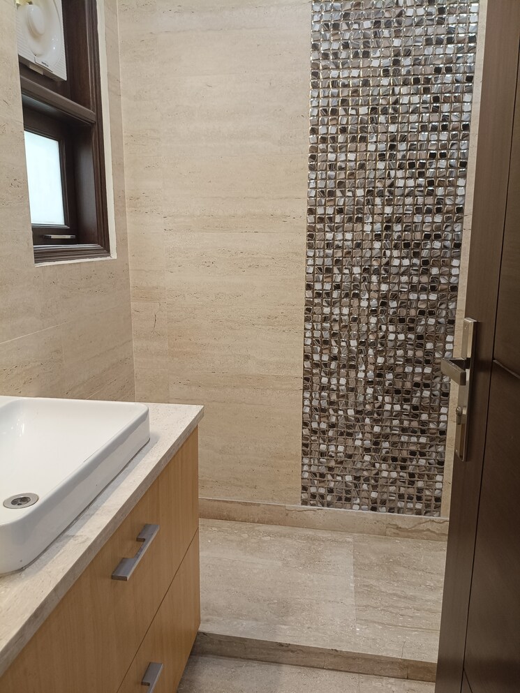 Bathroom, new friends colony 4 Bedroom 500 Sq.Yd. Builder Floor In New Friends Colony Delhi 9266828