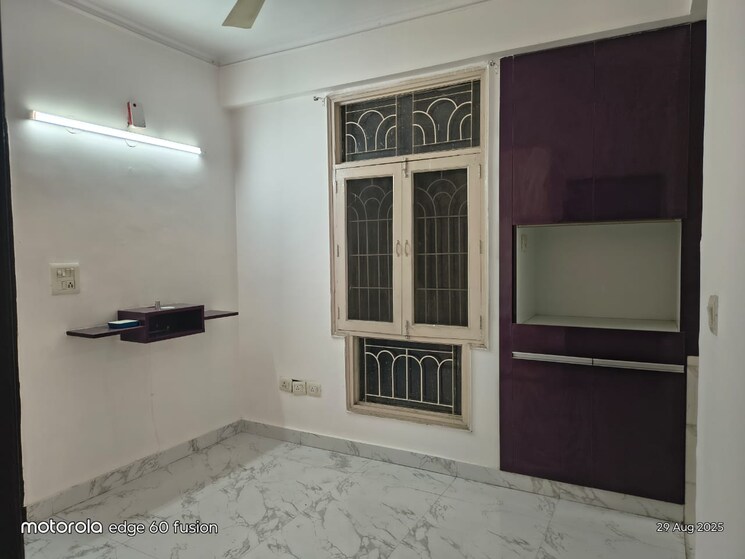 Room, sector 22 5 Bedroom 162 Sq.Mt. Independent House In Sector 22 Noida 9266878