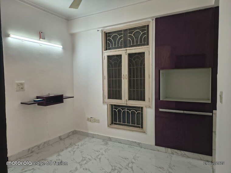 Room, sector 22 5 Bedroom 162 Sq.Mt. Independent House In Sector 22 Noida 9266878