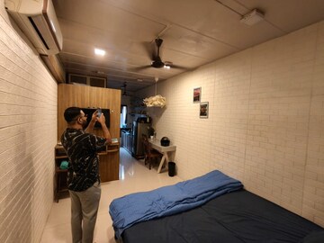 1 RK Apartment For Rent in Khar West