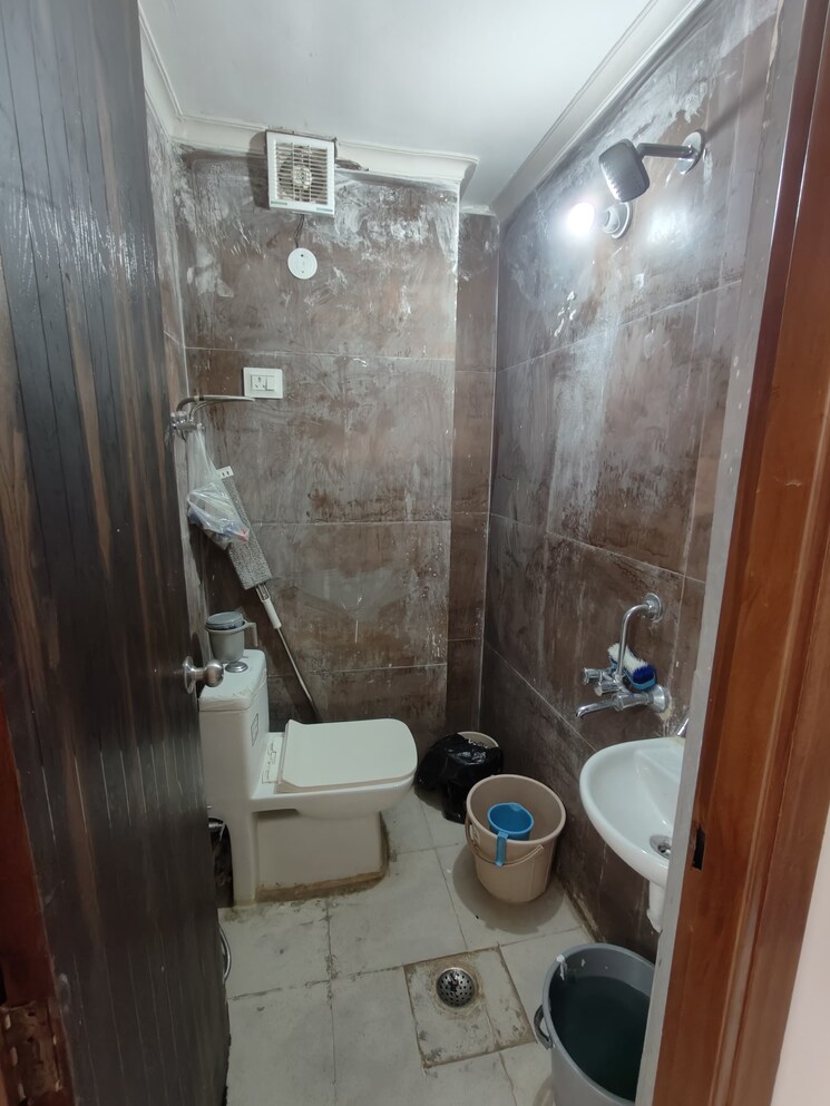 Bathroom, saket 2 Bedroom 807 Sq.Ft. Builder Floor In Saket Delhi 9267005
