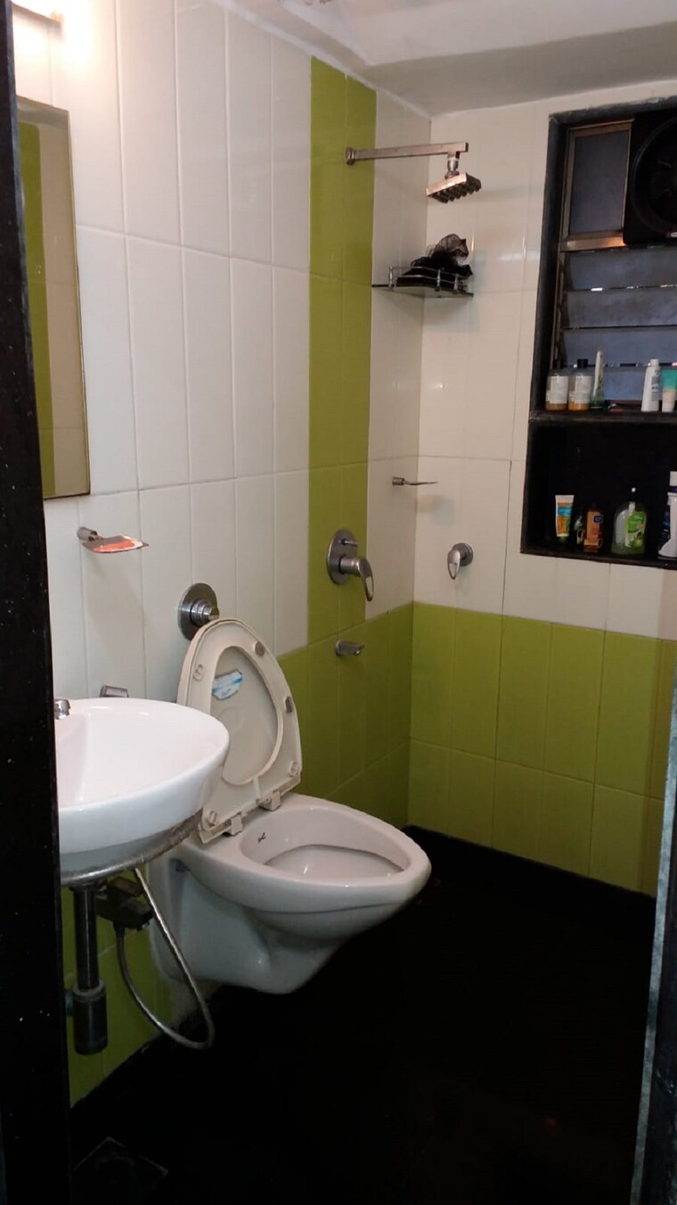 Bathroom, bandra west 1 Bedroom 550 Sq.Ft. Apartment In Bandra West Mumbai 9267017