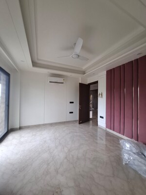 Room in 3.5 BHK Builder Floor at SS Southend Floors, South City 2 – for Sale