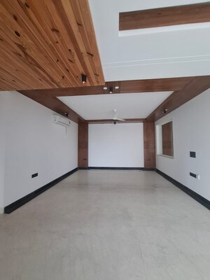 Room in 4 BHK Builder Floor at SS Southend Floors, South City 2 – for Sale
