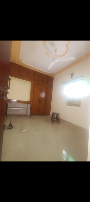 Room in 3 BHK Apartment at Mayur Vihar Phase 1 – for Rent