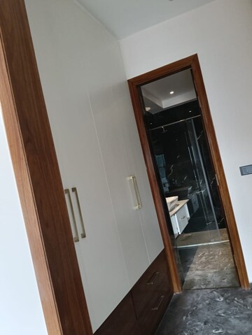 Furnished Amenities in 3 BHK Apartment at Sector 21 – for Rent