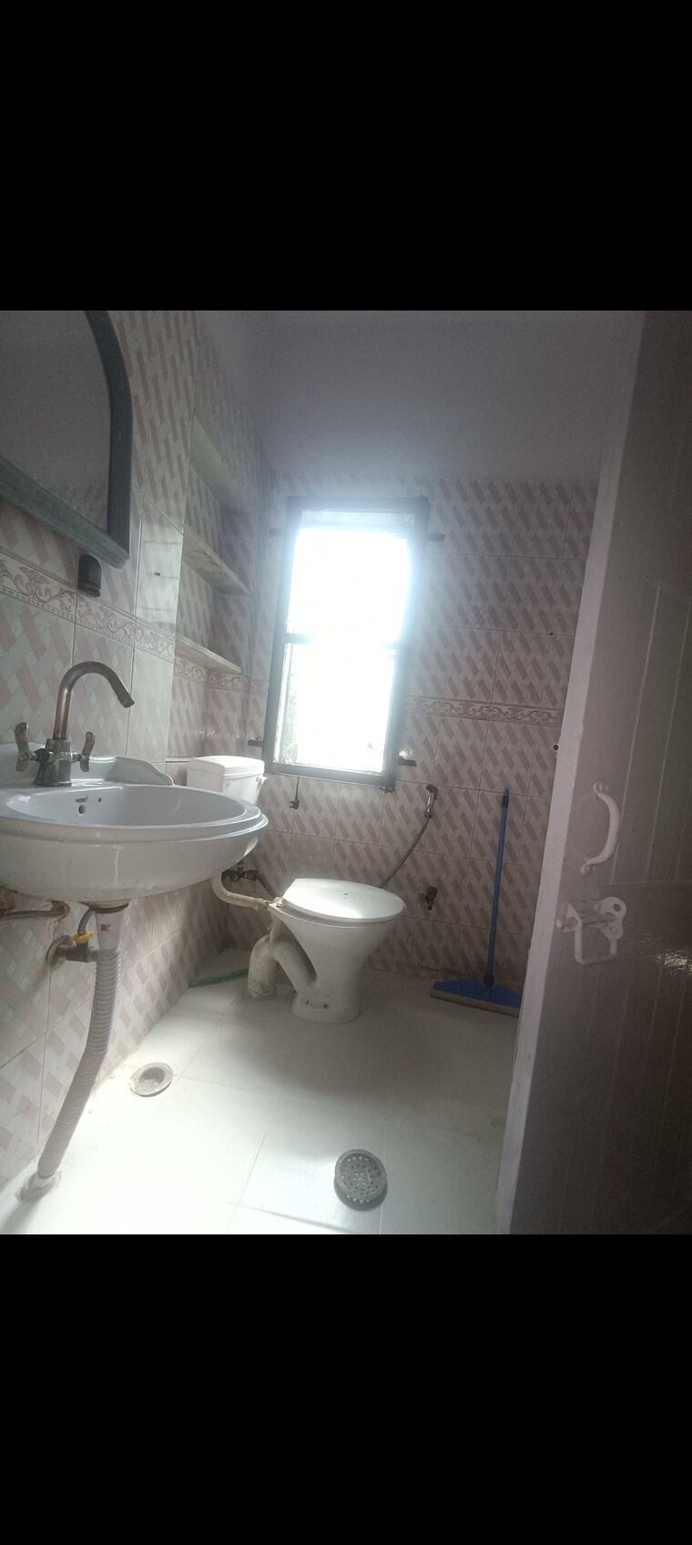 Bathroom, mayur vihar phase 1 3 Bedroom 1600 Sq.Ft. Apartment In Mayur Vihar Phase 1 Delhi 9267140