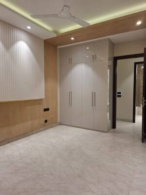 Room in 4 BHK Builder Floor at SS Southend Floors, South City 2 – for Sale