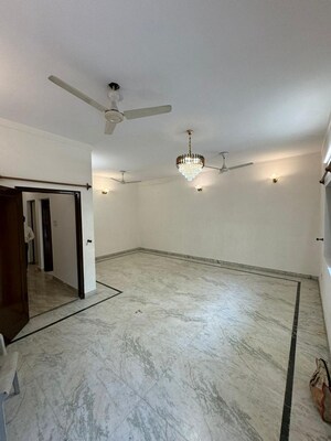 Room in 3 BHK Builder Floor at Panchsheel Enclave – for Rent