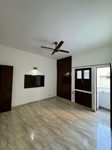 Room in 3 BHK Builder Floor at Panchsheel Enclave – for Rent