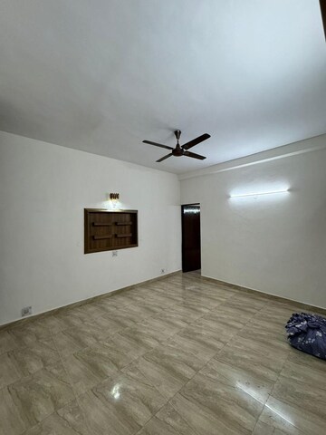 Room in 3 BHK Builder Floor at Panchsheel Enclave – for Rent