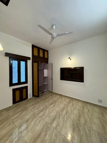 Room in 3 BHK Builder Floor at Panchsheel Enclave – for Rent