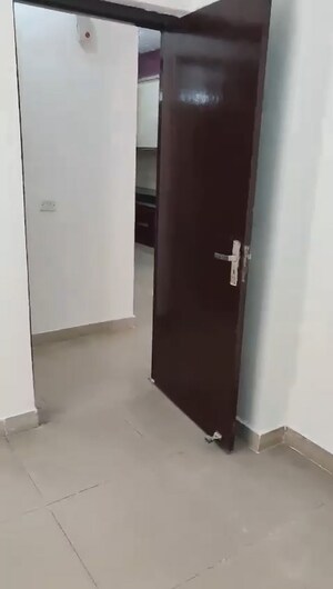 Room in 3 BHK Apartment at Panchsheel Greens, Sector 16 Greater Noida – for Sale