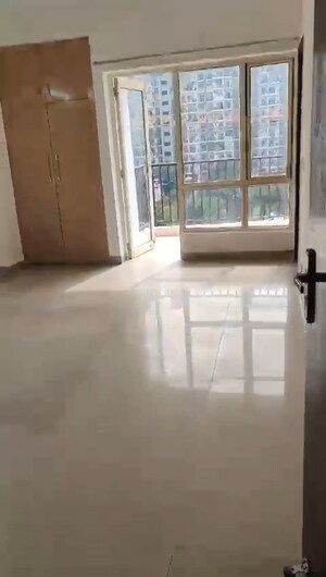 Room in 3 BHK Apartment at Panchsheel Greens, Sector 16 Greater Noida – for Sale