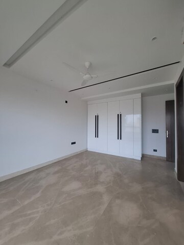 Room in 4 BHK Builder Floor at SS Southend Floors, South City 2 – for Sale