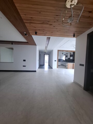 Room in 4 BHK Builder Floor at SS Southend Floors, South City 2 – for Sale