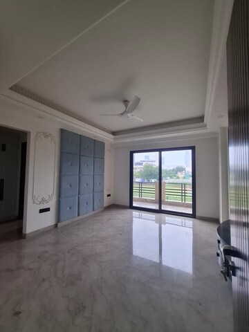 Room in 4 BHK Builder Floor at SS Southend Floors, South City 2 – for Sale