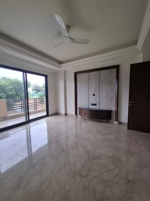 Room in 4 BHK Builder Floor at SS Southend Floors, South City 2 – for Sale
