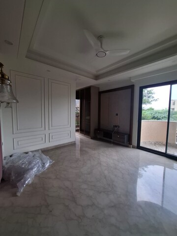 Room in 4 BHK Builder Floor at SS Southend Floors, South City 2 – for Sale