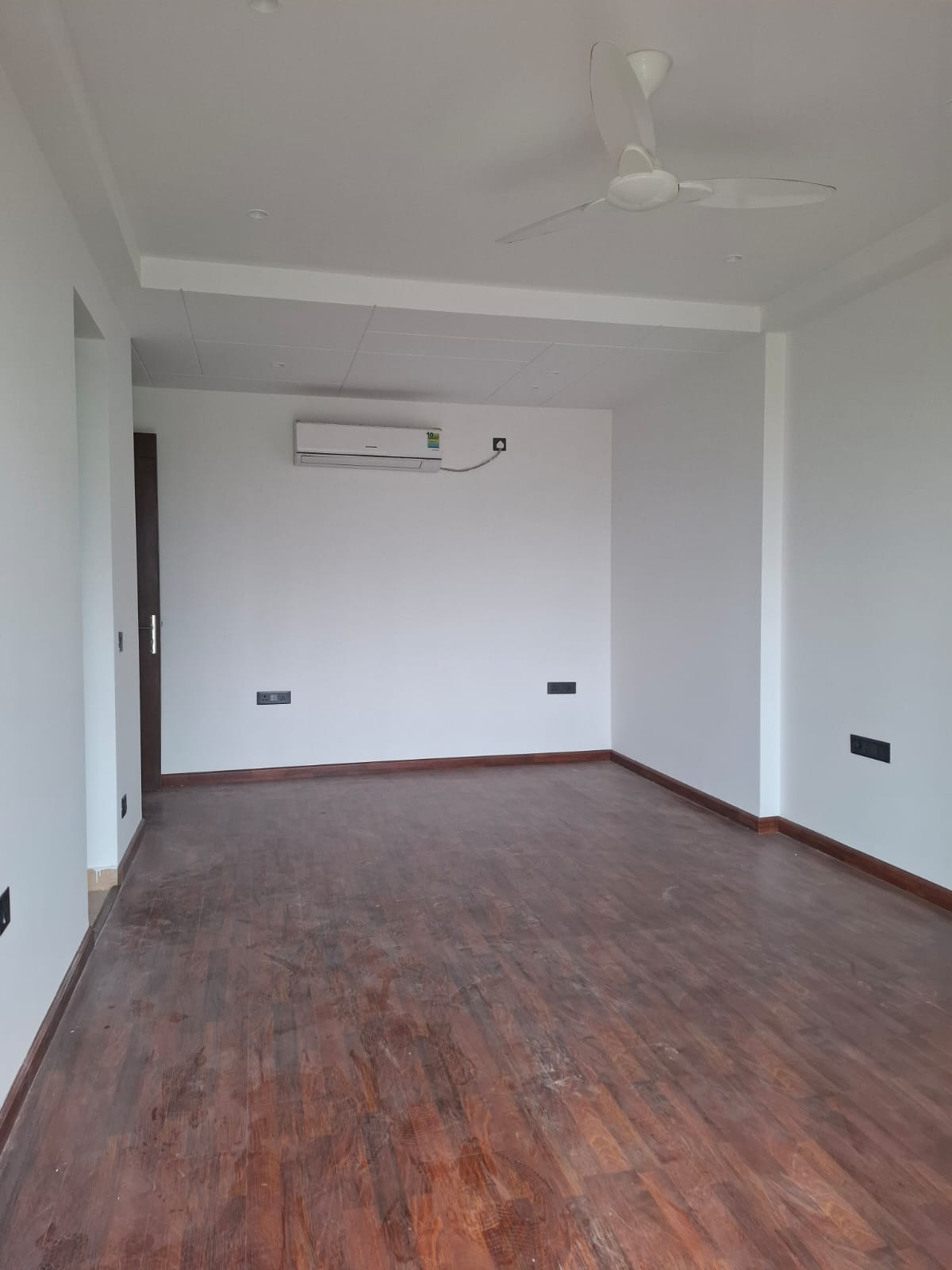 4 BHK + Servant Room Builder Floor For Sale in SS Southend Floors