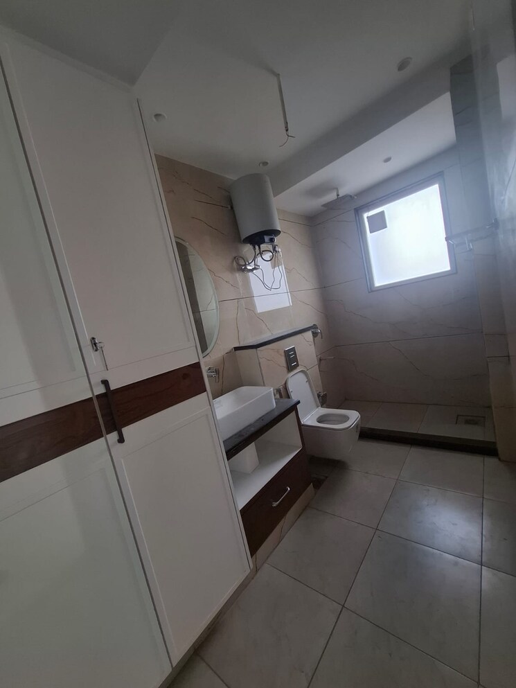 Bathroom, ss-southend-floors 4 Bedroom 2220 Sq.Ft. Builder Floor In South City 2 Gurgaon 9267344