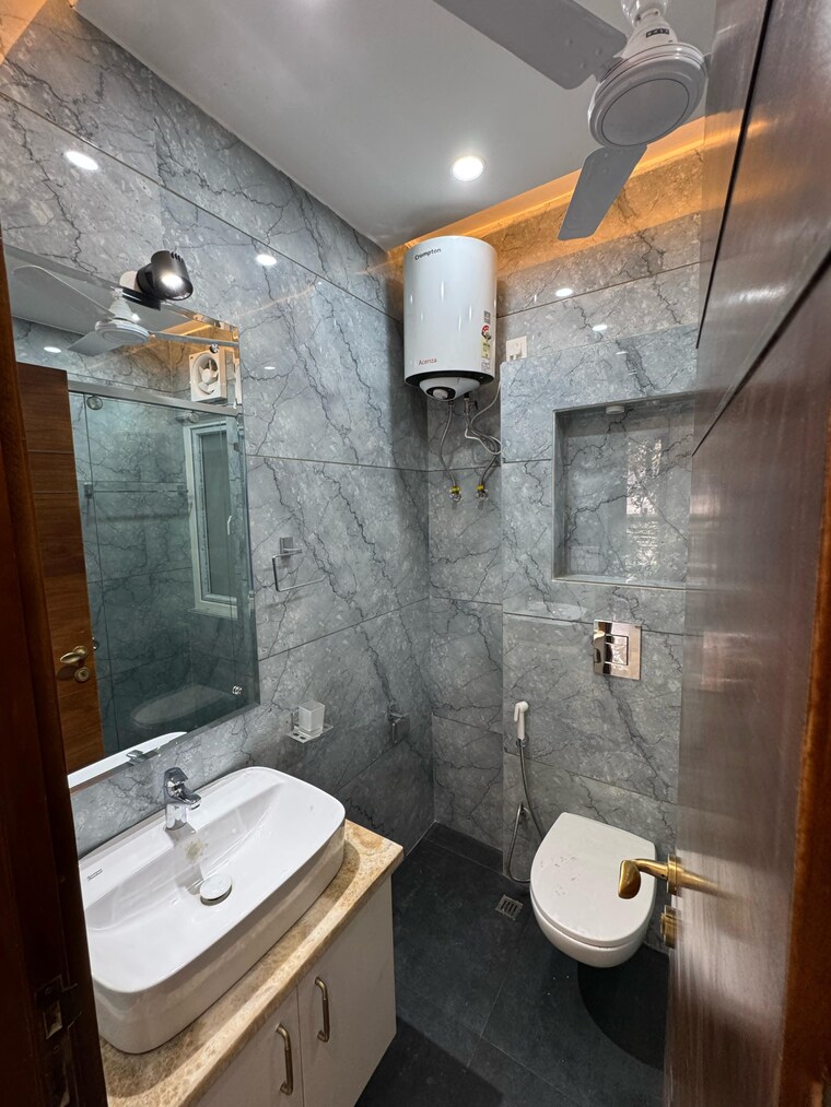 Master Bedroom, chittaranjan park 3 Bedroom 1440 Sq.Ft. Builder Floor In Chittaranjan Park Delhi 9267385