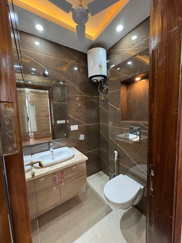 Furnished Amenities in 3 BHK Builder Floor at Chittaranjan Park – for Sale