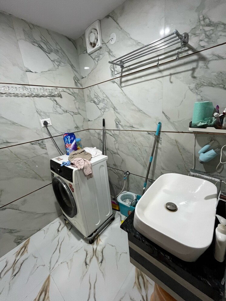 Bathroom, shipra-suncity 2 Bedroom 1200 Sq.Ft. Apartment In Vaibhav Khand Ghaziabad 9267440