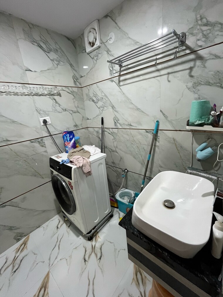 Bathroom, shipra-suncity 2 Bedroom 1200 Sq.Ft. Apartment In Vaibhav Khand Ghaziabad 9267440