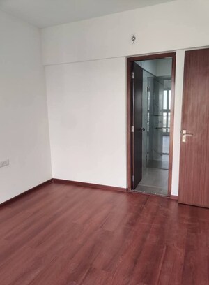 Room in 2 BHK Apartment at Amanora Ascent Towers, Hadapsar – for Rent