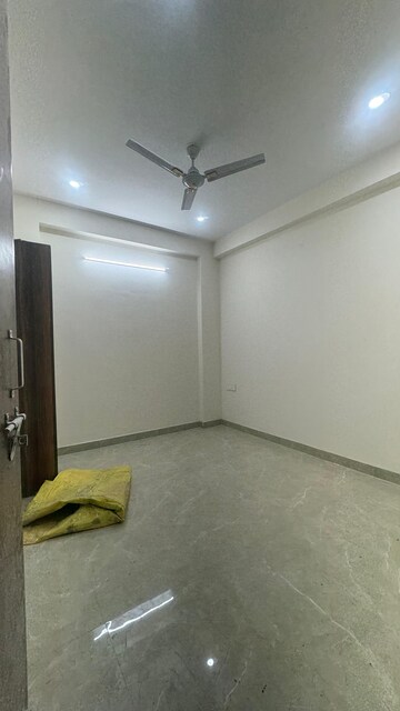 Room in 2 BHK Apartment at Chattarpur – for Rent