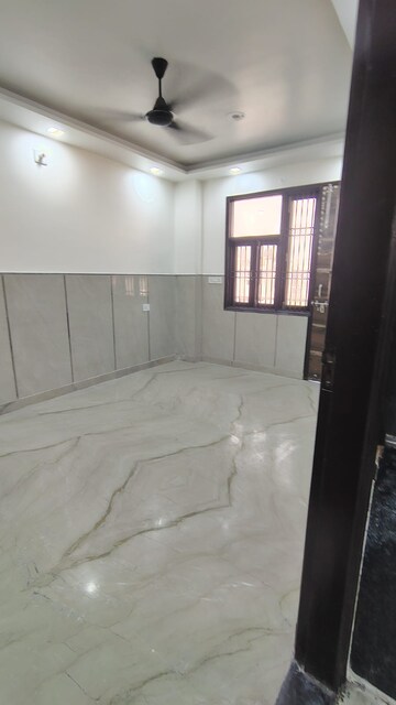 Room in 3 BHK Builder Floor at Dwarka Mor – for Rent