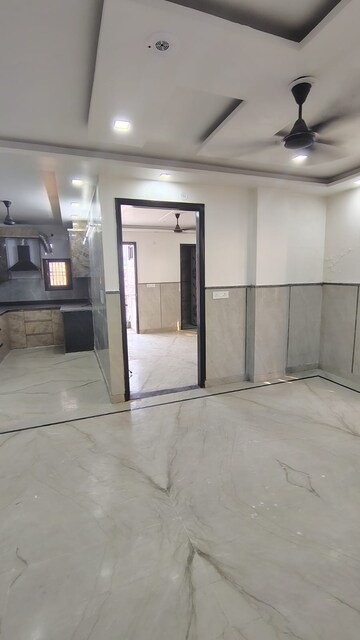 Room in 3 BHK Builder Floor at Dwarka Mor – for Rent