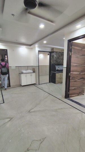 Room in 3 BHK Builder Floor at Dwarka Mor – for Rent