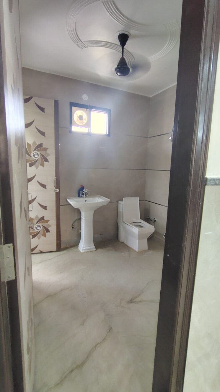 Bathroom, dwarka mor 3 Bedroom 1170 Sq.Ft. Builder Floor In Dwarka Mor Delhi 9267912