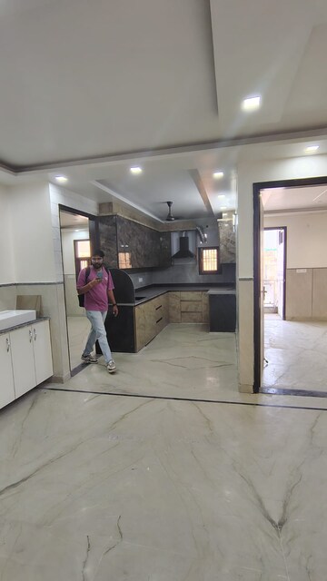 Parking in 3 BHK Builder Floor at Dwarka Mor – for Rent